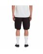 Hombre con pantalón corto Volcom March Cargo Negro posterior