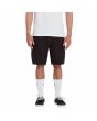 Hombre con pantalón corto Volcom March Cargo Negro 