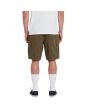 Hombre con Pantalón Corto Volcom March Cargo 20" verde militar posterior