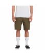 Hombre con Pantalón Corto Volcom March Cargo 20" verde militar
