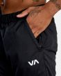 Hombre con pantalón Deportivo Rvca VA Sport Spectrum III negro bolsillo