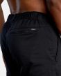 Hombre con pantalón Deportivo Rvca VA Sport Spectrum III negro bolsillo posterior