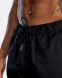 Hombre con pantalón Deportivo Rvca VA Sport Spectrum III negro cintura
