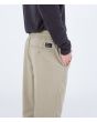 Hombre con Pantalones Jogger Hurley Outsider Icon II caqui derecha