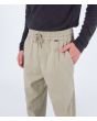 Hombre con Pantalones Jogger Hurley Outsider Icon II caqui izquierda
