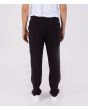Hombre con pantalón Hurley Outsider Icon Pant negro posterior