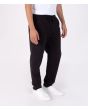 Hombre con pantalón Hurley Outsider Icon Pant negro derecha