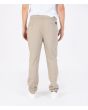 Hombre con pantalón Hurley Outsider Icon Pant caqui posterior
