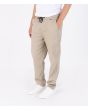 Hombre con pantalón Hurley Outsider Icon Pant caqui izquierda
