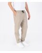 Hombre con pantalón Hurley Outsider Icon Pant caqui derecha