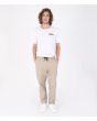 Hombre con pantalón Hurley Outsider Icon Pant caqui frontal