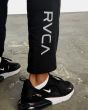 Hombre con Pantalón jogger Rvca Swift Sweat negro logo pierna