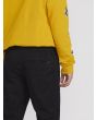 Hombre con pantalón jogger Volcom Frickin Modern Tapered negro bolsillos