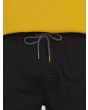 Hombre con pantalón jogger Volcom Frickin Modern Tapered negro cordón