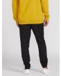 Hombre con pantalón jogger Volcom Frickin Modern Tapered negro posterior
