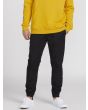 Hombre con pantalón jogger Volcom Frickin Modern Tapered negro 