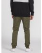 Hombre con pantalón jogger Volcom Frickin Modern Tapered verde militar posterior