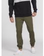 Hombre con pantalón jogger Volcom Frickin Modern Tapered verde militar 