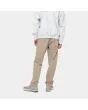 Hombre con pantalón de pana Carhartt WIP Newel Pant Beige posterior