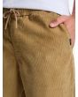 Hombre con pantalón de pana Quiksilver Taxer Regular Cord Beige  cintura elástica y bolsillo
