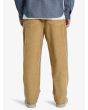 Hombre con pantalón de pana Quiksilver Taxer Regular Cord Beige  posterior