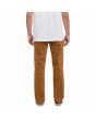 Hombre con pantalón de pana Volcom Solver 5 Pocket Corduroy Marrón posterior