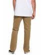 Hombre con pantalón de pana Volcom Solver 5 Pocket Khaki posterior