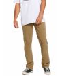 Hombre con pantalón de pana Volcom Solver 5 Pocket Khaki