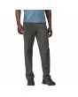 Hombre con Pantalones de senderismo Patagonia M's Quandary Pants Regular Grises