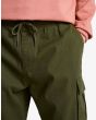 Hombre con pantalón Quiksilver Taxer Regular Cargo Verde cintura