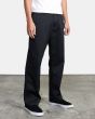 Hombre con pantalón de corte relajado RVCA Americana Chino negro lateral derecha