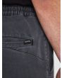 Hombre con pantalón deportivo Volcom Denim Jogger negro bolsillo