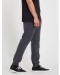 Hombre con pantalón deportivo Volcom Denim Jogger negro lateral
