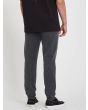 Hombre con pantalón deportivo Volcom Denim Jogger negro posterior