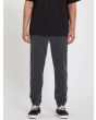Hombre con pantalón deportivo Volcom Denim Jogger negro 
