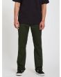 Hombre con pantalón chino Volcom Frickin Modern Stretch verde 