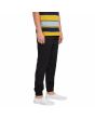 Hombre con pantalón de cintura elástica Volcom Frickin Slim Tapered Jogger negro lateral
