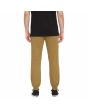 Hombre con pantalón elástico Volcom Frickin Slim Tapered Jogger Caqui Oscuro posterior