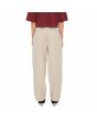 Mujer con pantalón chino Volcom Histone Taupe posterior