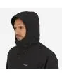 Hombre con Parka Patagonia M's Lone Mountain negra capucha