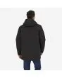Hombre con Parka Patagonia M's Lone Mountain negra posterior