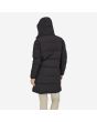 Mujer con parka Patagonia W's Downdrift negra posterior