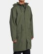 Hombre con Parka resistente al agua RVCA Fishtail Raincoat Jacket Verde derecha