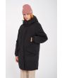 Mujer con Parka gruesa y acolchada con capucha Volcom Sleepi Puff Up Negra bolsillo