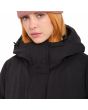Mujer con Parka gruesa y acolchada con capucha Volcom Sleepi Puff Up Negra cuello alto