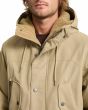 Hombre con Volcom Starget 5K Parka color Khaki cuello