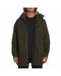 Hombre con parka Volcom Volster II Jacket negra abierta