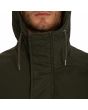 Hombre con parka Volcom Volster II Jacket negra cuello
