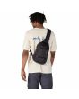 Hombre con Mochila Bandolera Patagonia Atom Sling Bag 8L Negra Unisex