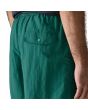 Hombre con bañador Patagonia Baggies Shorts 5in 95 Oval Logo Verde bolsillo trasero con solapa